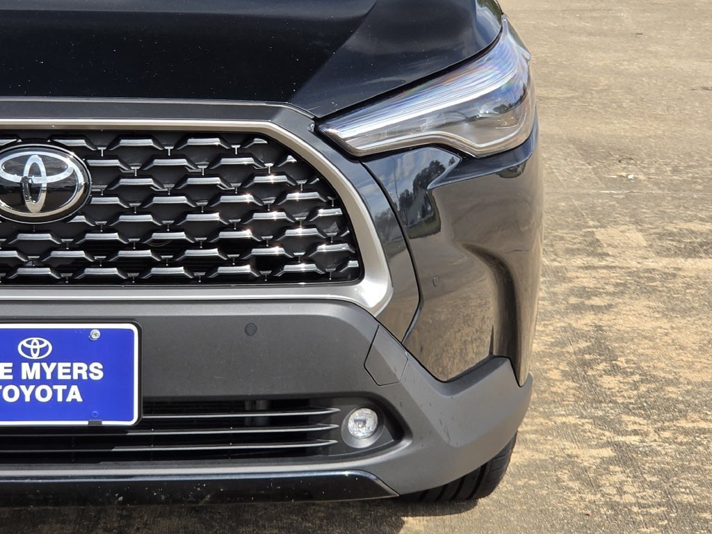 Used 2025 Toyota Corolla Cross XLE FWD image 4
