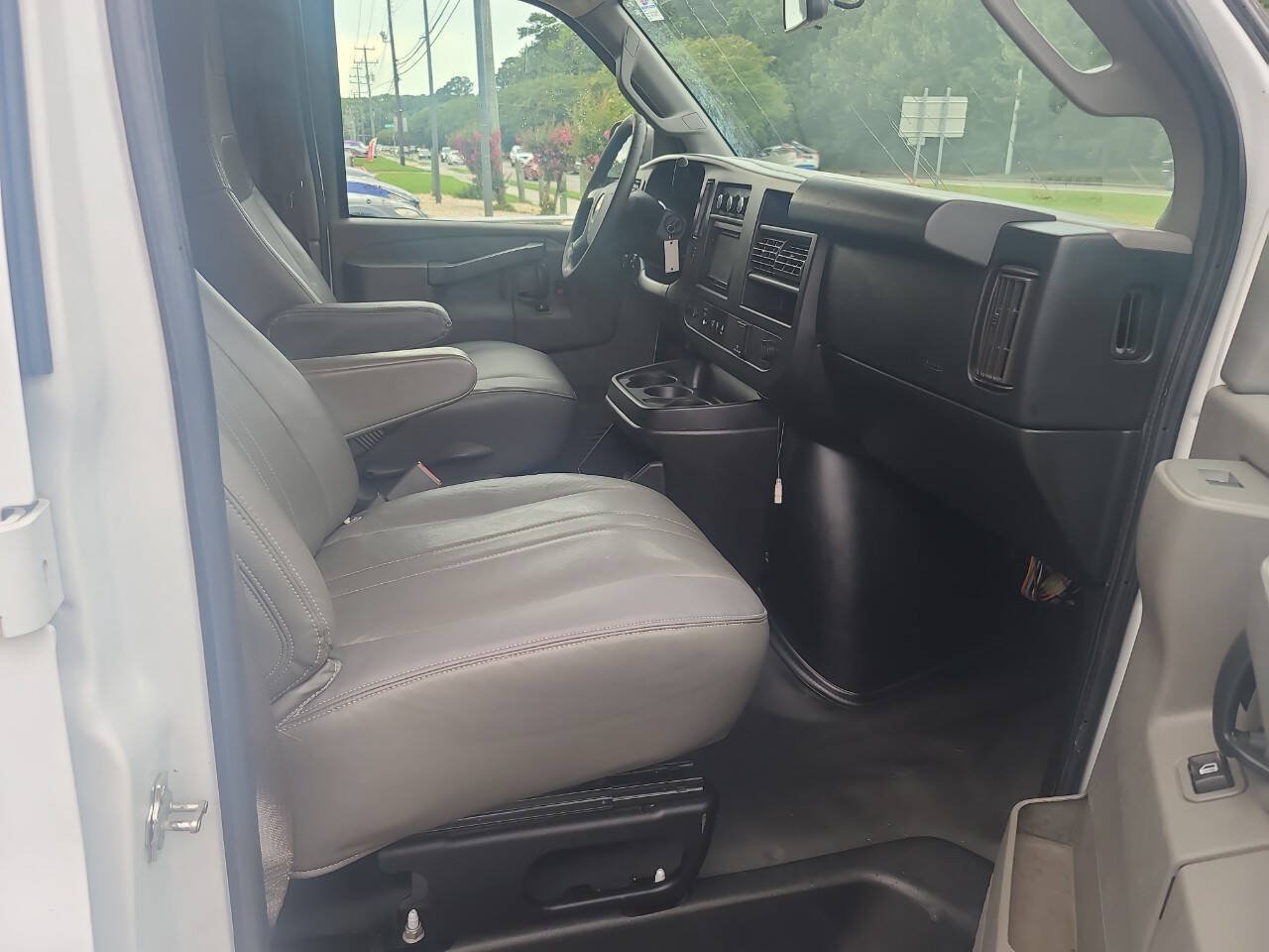 Used 2018 Chevrolet Express 2500 RWD image 26