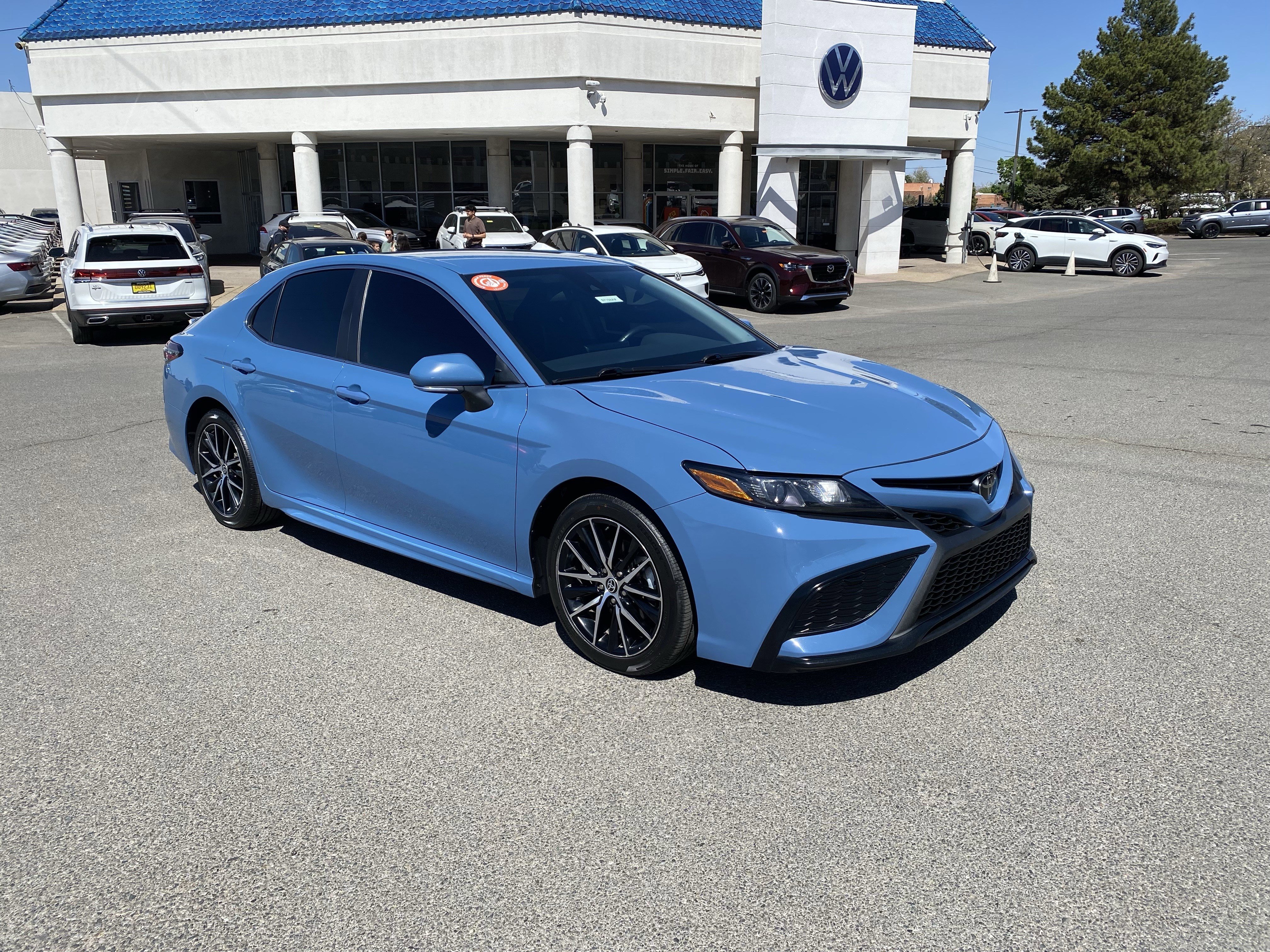 Used 2023 Toyota Camry SE image 2
