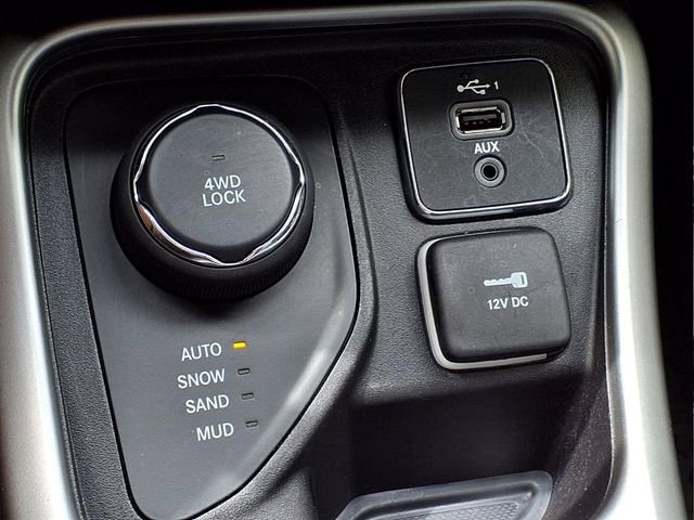 Used 2020 Jeep Compass Latitude w/ Cold Weather Group AWD/4WD image 19