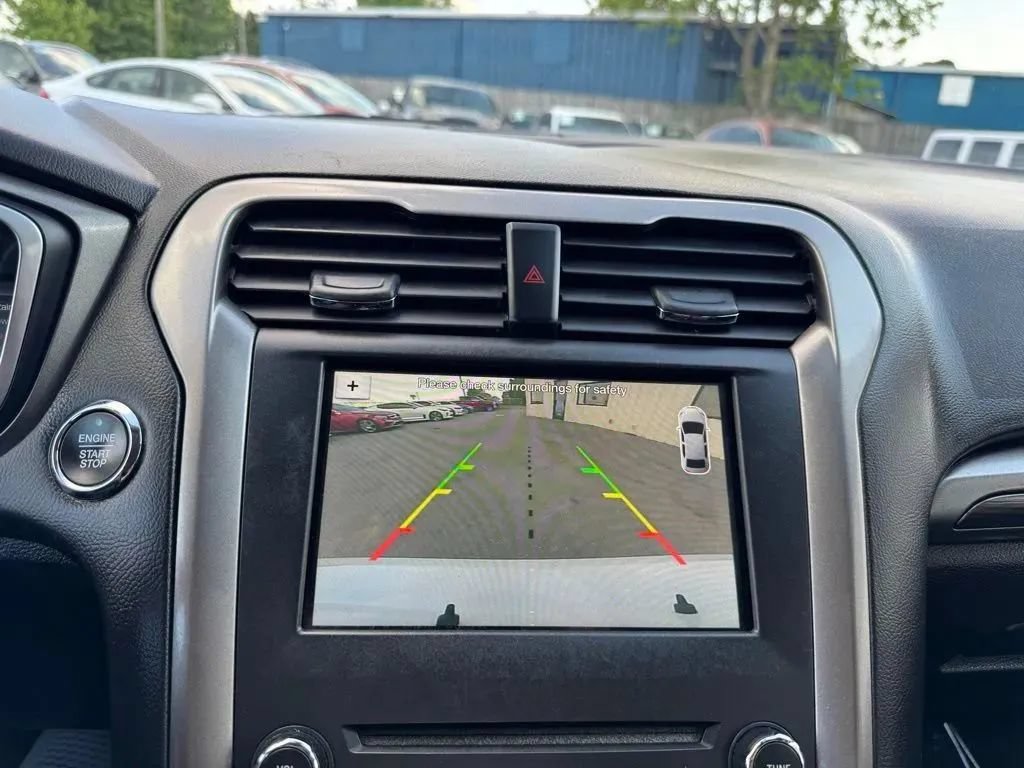 Used 2018 Ford Fusion SE w/ Equipment Group 602A FWD image 16