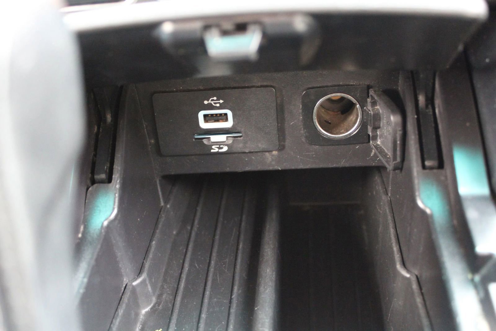 Used 2016 Ford Explorer Platinum AWD/4WD image 23