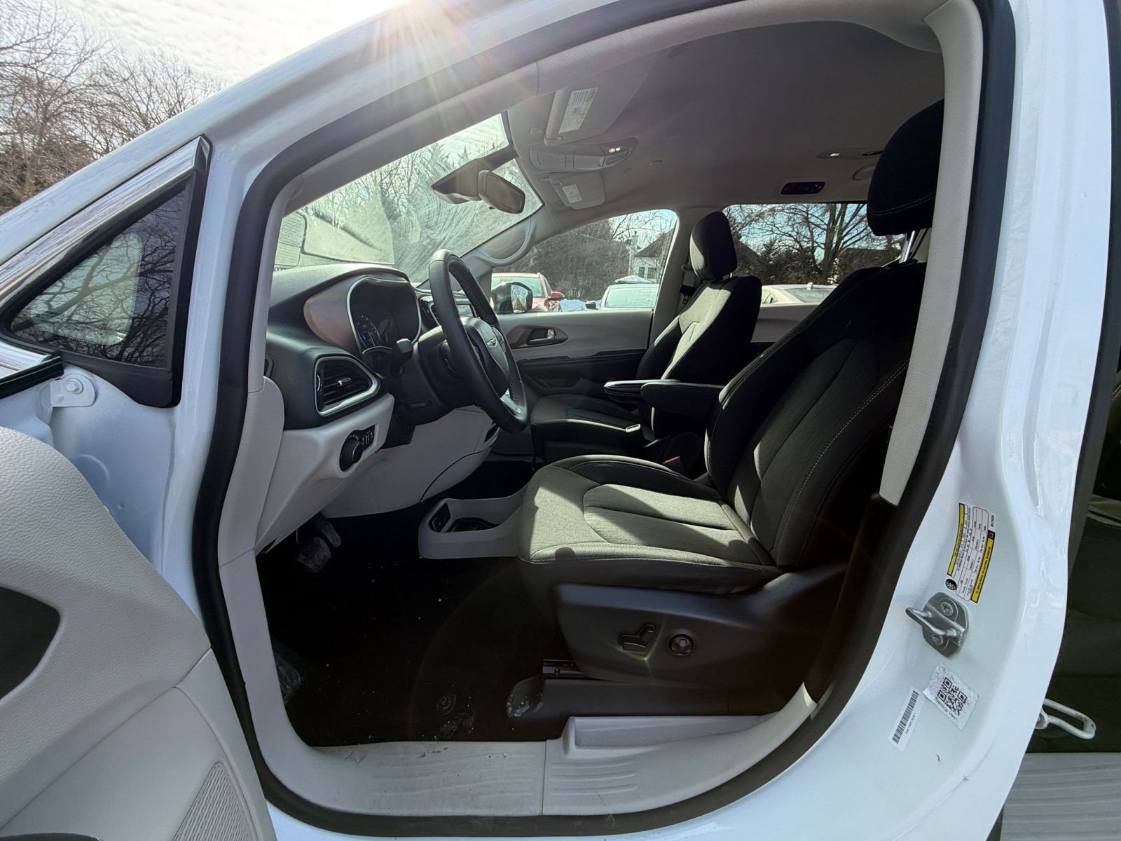 Used 2024 Chrysler Voyager LX image 29