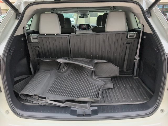 Used 2020 Toyota Highlander XLE AWD/4WD image 32