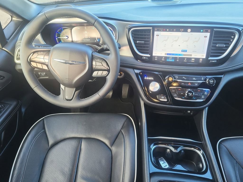 Used 2023 Chrysler Pacifica Limited w/ Uconnect Theater Family Group image 11