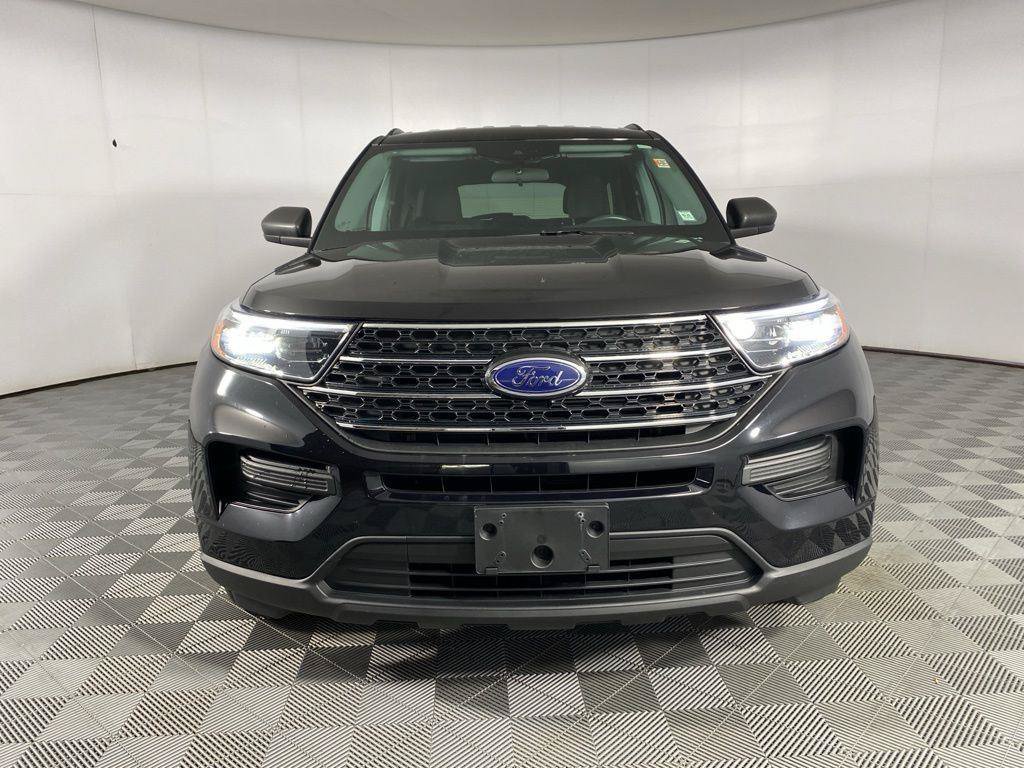 Used 2023 Ford Explorer XLT AWD/4WD image 3