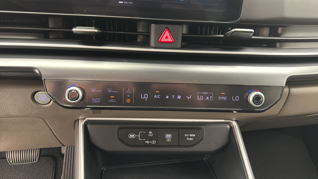 Used 2025 Kia Carnival FWD image 17