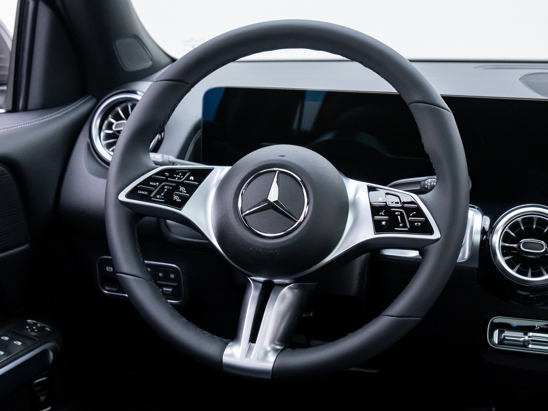 New 2026 Mercedes-Benz GLB 250 4MATIC image 10