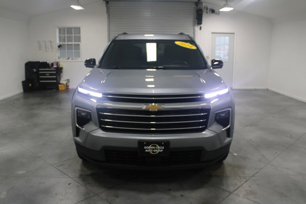 Used 2024 Chevrolet Traverse LT image 3