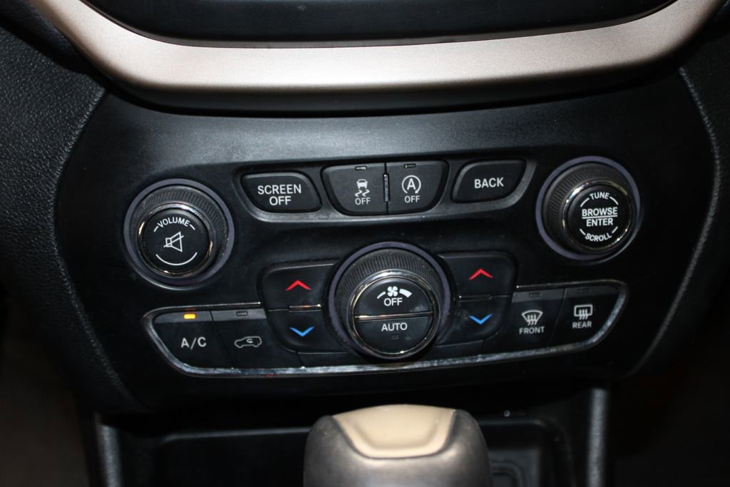 Used 2018 Jeep Cherokee Limited image 27