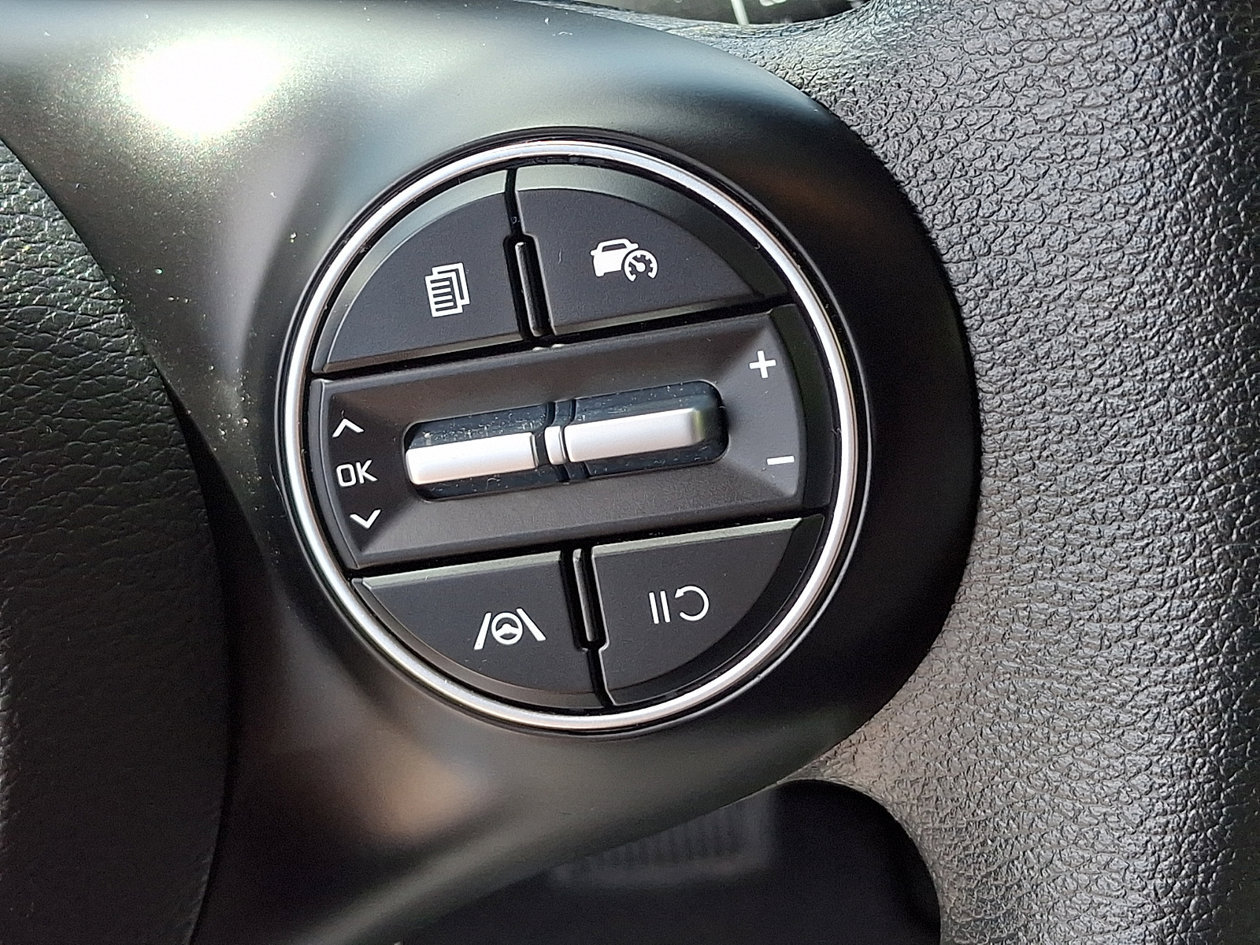Used 2025 Kia Soul LX w/ LX Technology Package FWD image 21