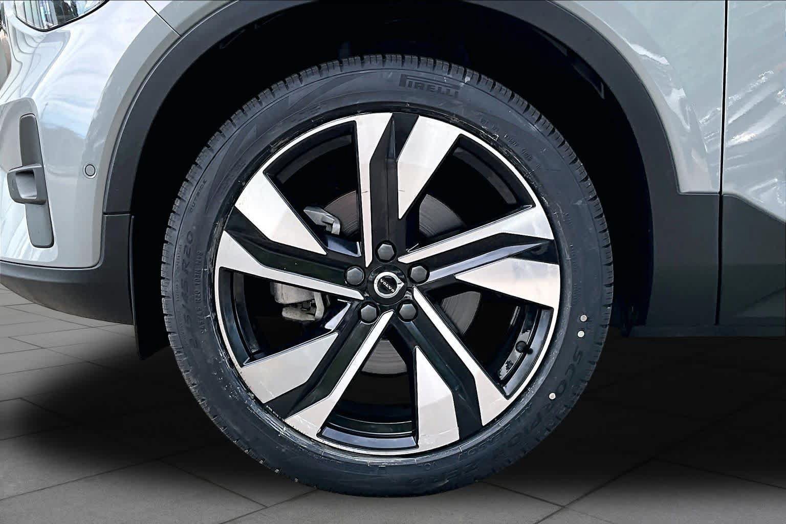 Used 2024 Volvo XC40 B5 Ultimate w/ Protection Package Premier AWD/4WD image 11