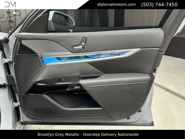 Used 2025 BMW i7 xDrive60 AWD/4WD image 24