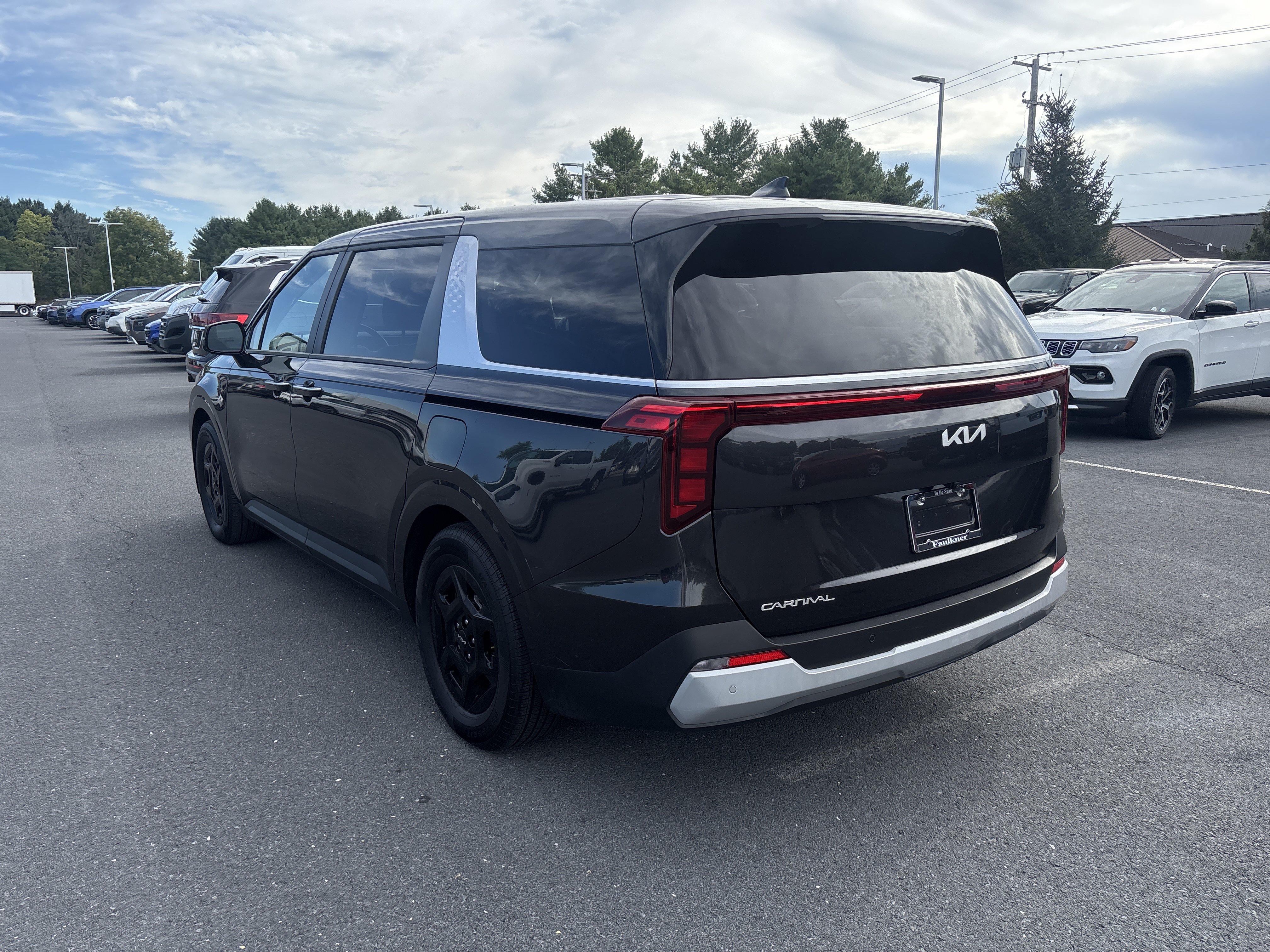 Used 2025 Kia Carnival FWD image 21