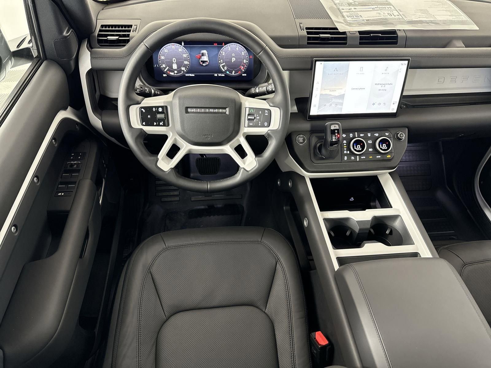 Used 2025 Land Rover Defender 110 X-Dynamic SE image 11