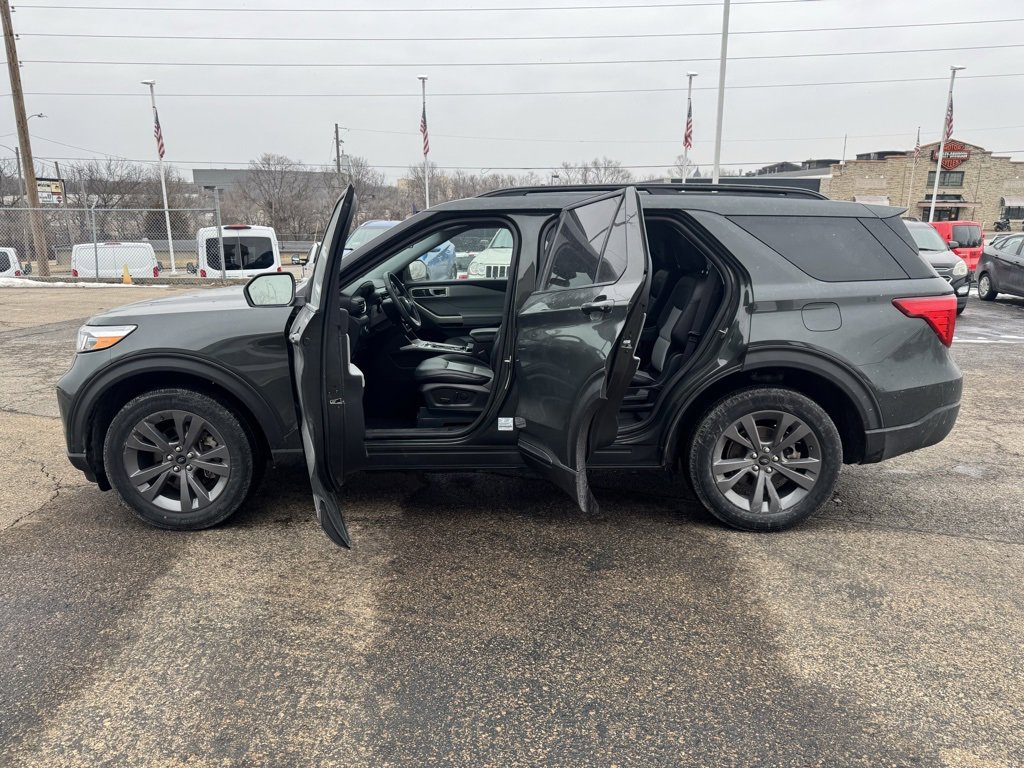 Used 2024 Ford Explorer XLT w/ Equipment Group 202A image 4