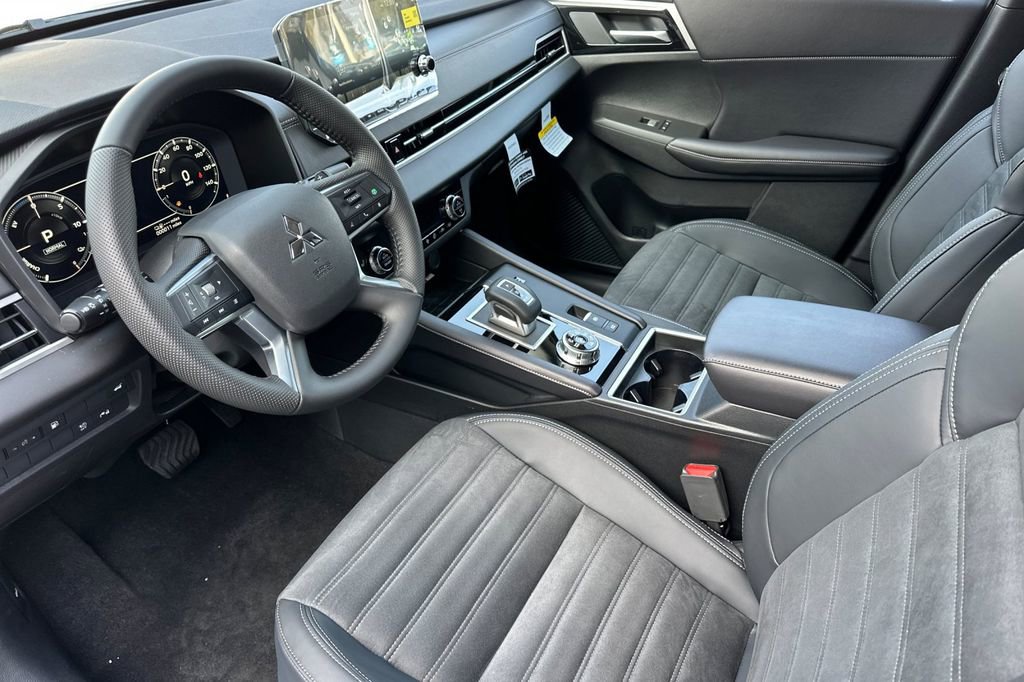 New 2025 Mitsubishi Outlander SE image 11