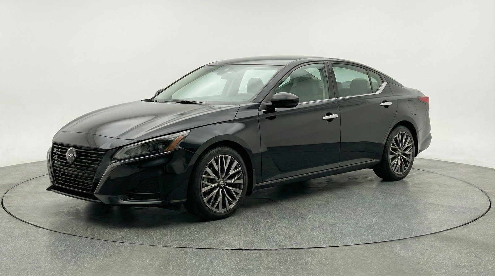 Used 2025 Nissan Altima 2.5 SV FWD image 3