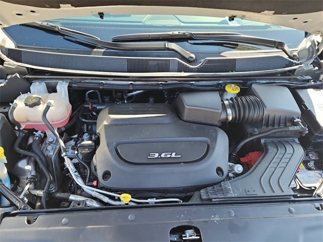 Used 2024 Chrysler Pacifica Touring-L image 36