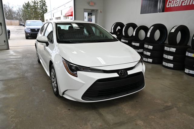 Used 2023 Toyota Corolla LE image 3