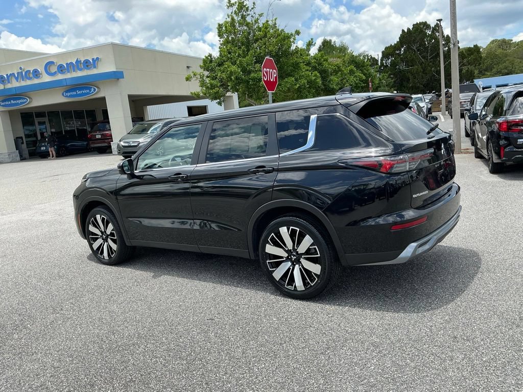 Used 2025 Mitsubishi Outlander AWD image 3