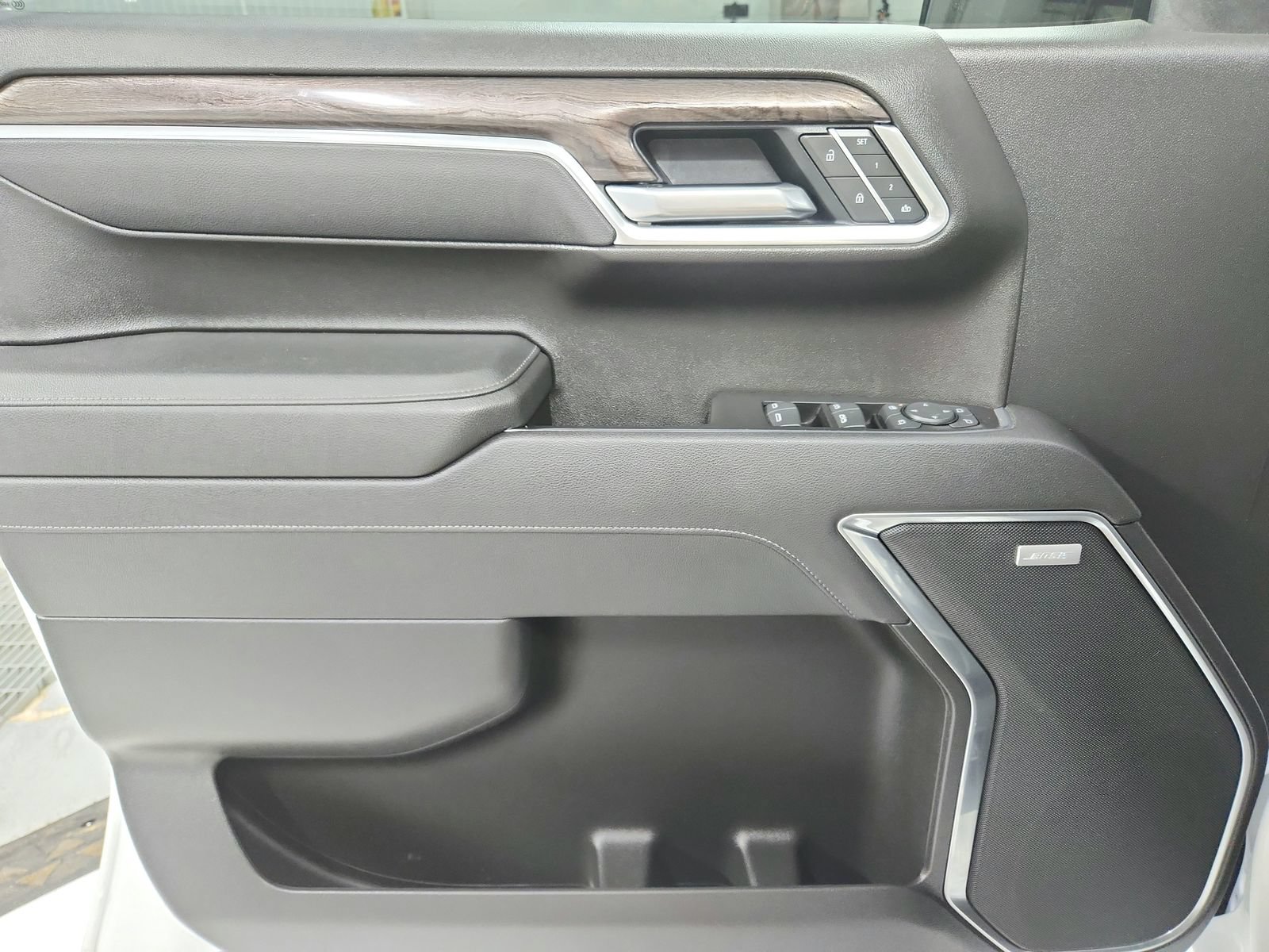 Used 2025 Chevrolet Silverado 1500 LTZ AWD/4WD image 38