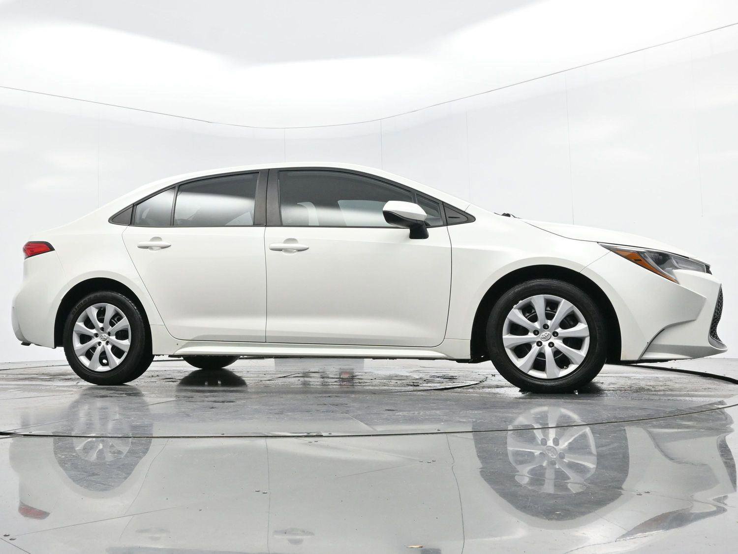 Used 2021 Toyota Corolla LE image 40