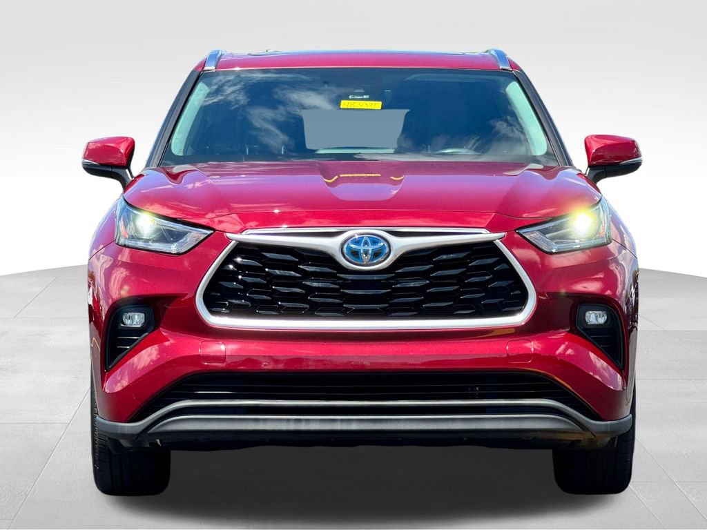 Used 2021 Toyota Highlander XLE FWD image 2