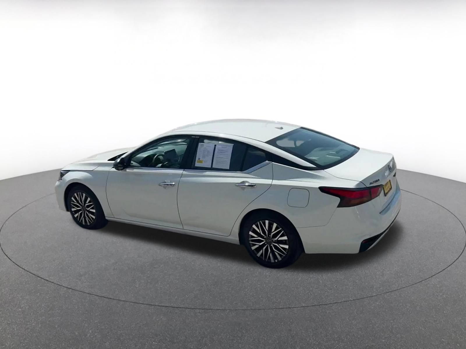 Used 2025 Nissan Altima 2.5 SV FWD image 10