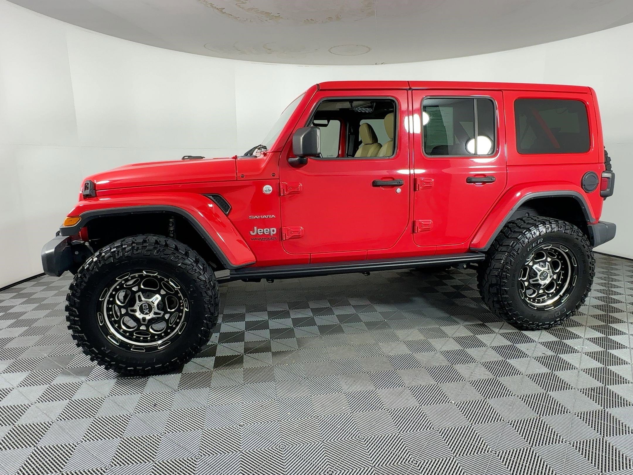 Used 2018 Jeep Wrangler Unlimited Sahara image 2