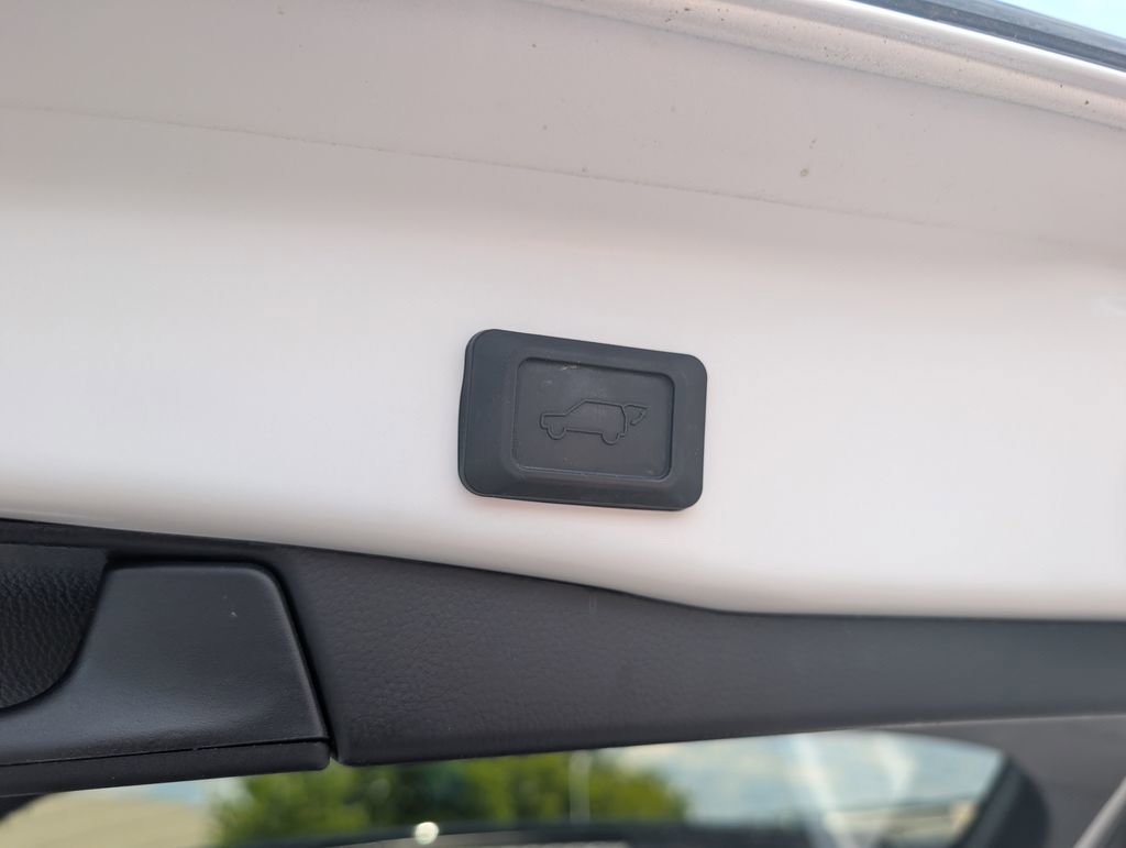 Used 2025 Toyota RAV4 XSE w/ Weather Package AWD/4WD image 9