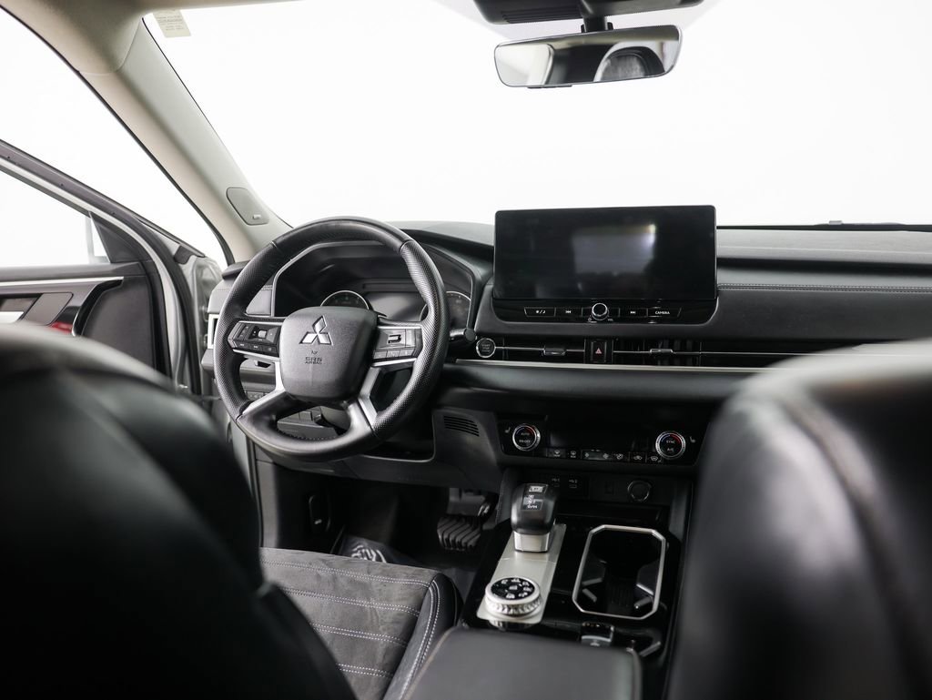 Used 2025 Mitsubishi Outlander SE image 19