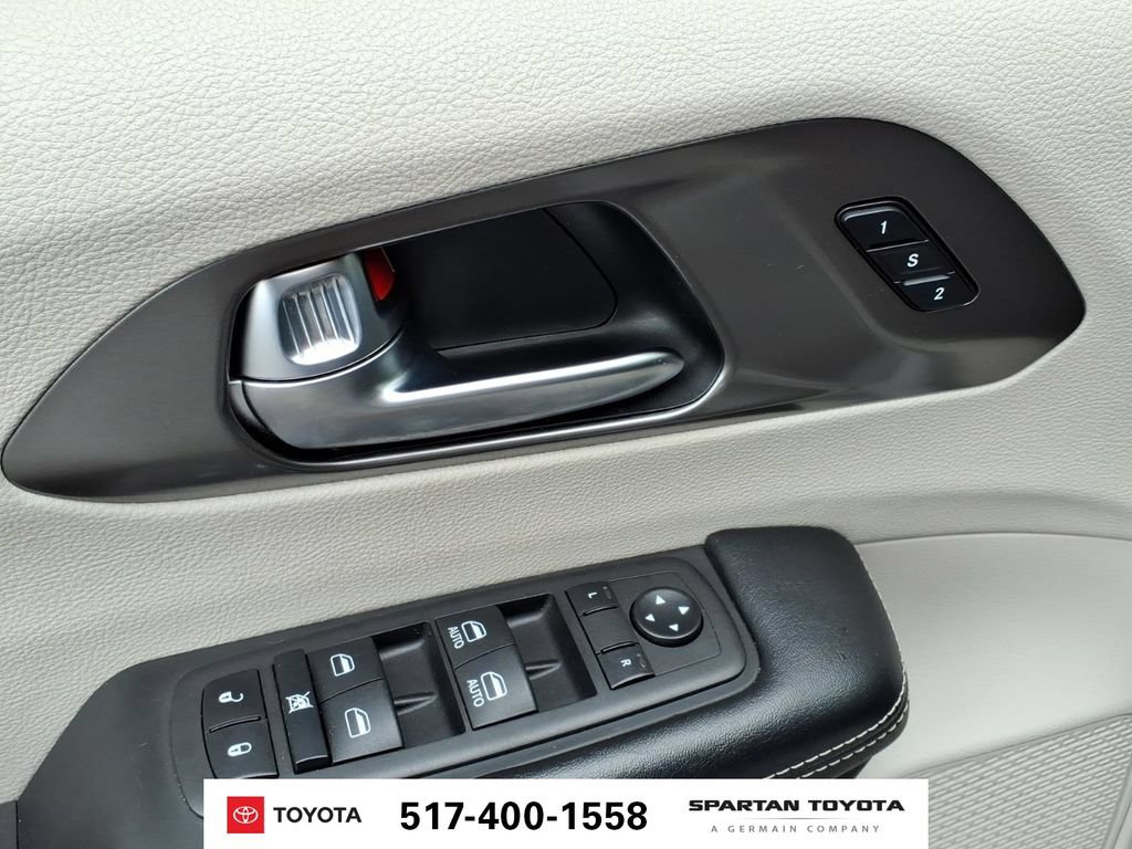 Used 2023 Chrysler Pacifica Touring-L FWD image 15