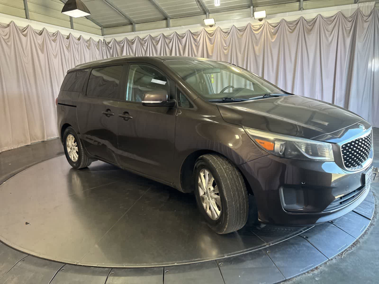 Used 2017 Kia Sedona LX w/ LX Essentials Premium Package FWD image 3