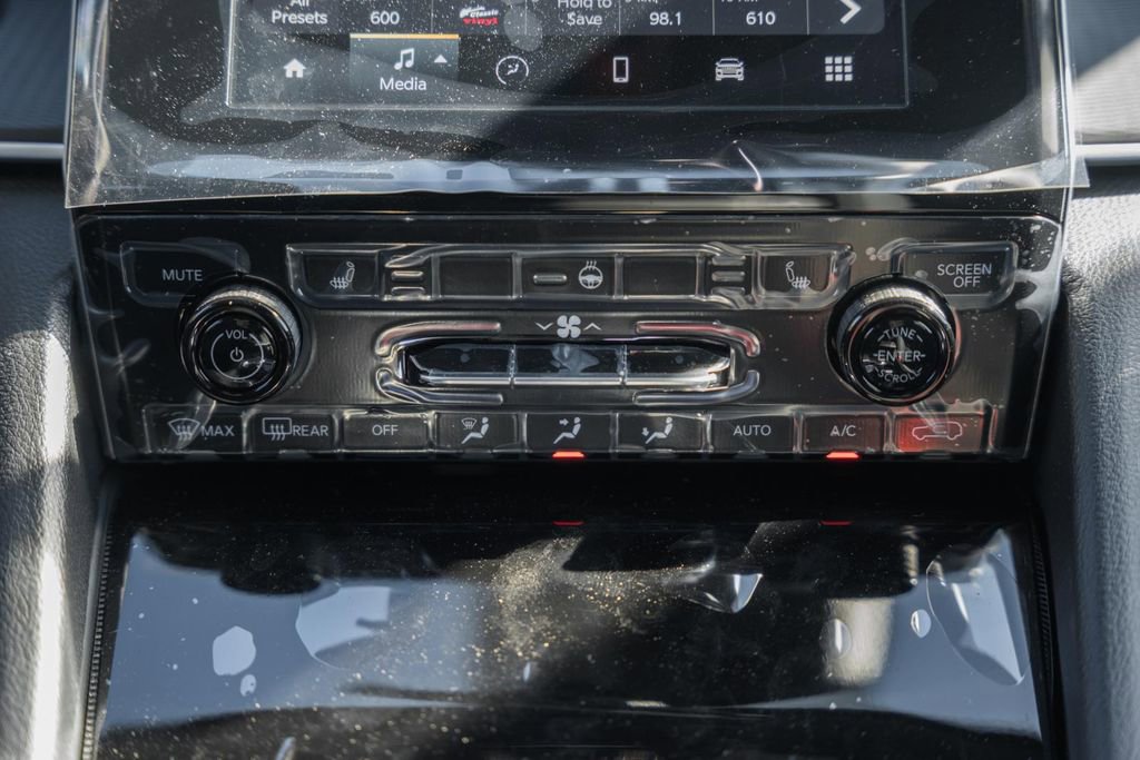 New 2025 Jeep Grand Cherokee Laredo X w/ Luxury Tech Group I image 23