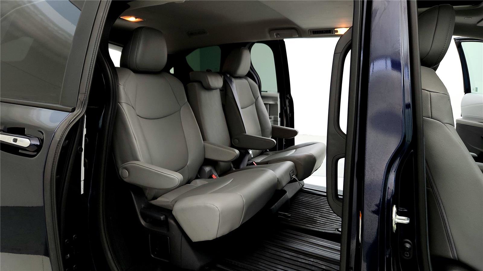 Used 2025 Toyota Sienna XLE image 18