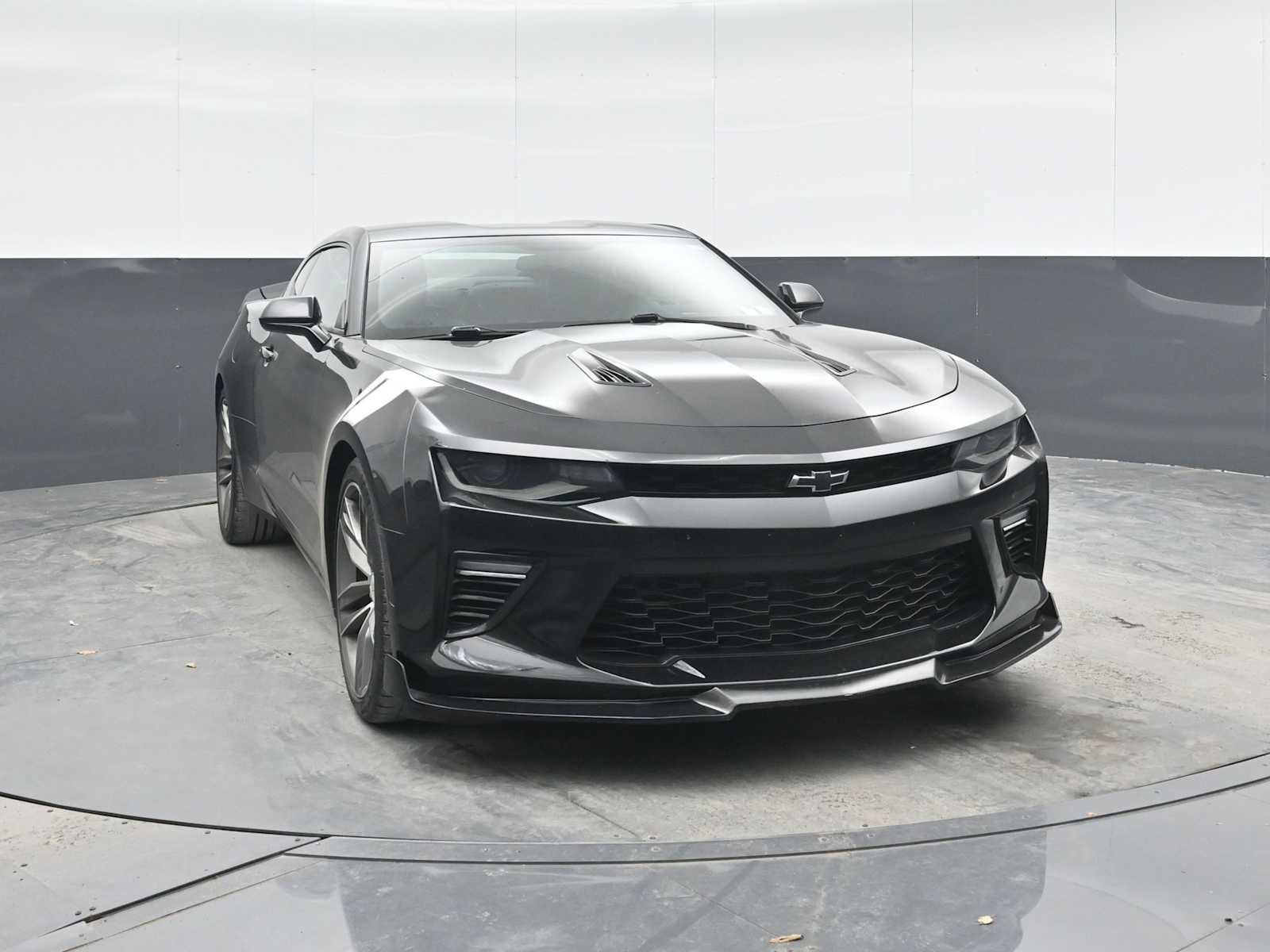 Used 2018 Chevrolet Camaro SS RWD image 6