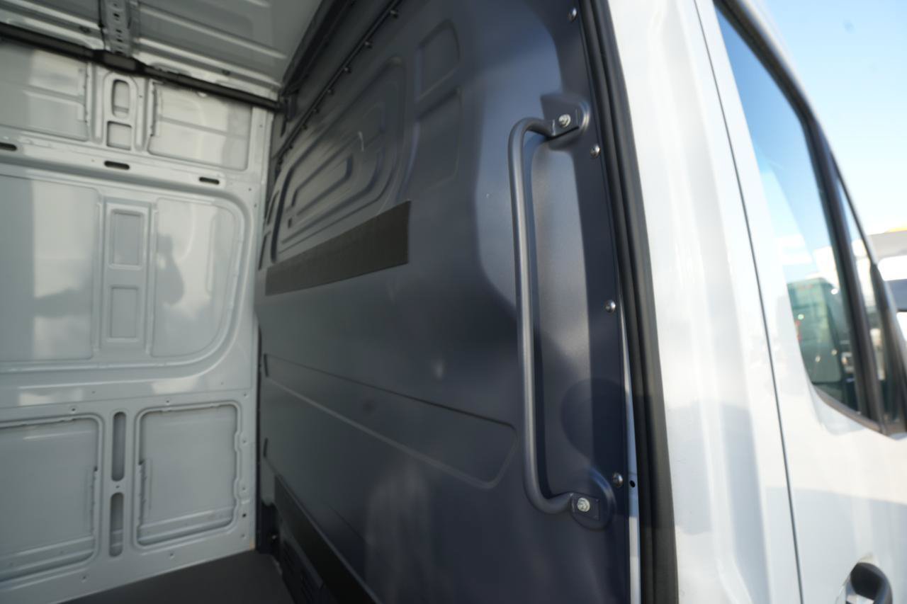 Used 2024 Mercedes-Benz Sprinter 2500 image 27