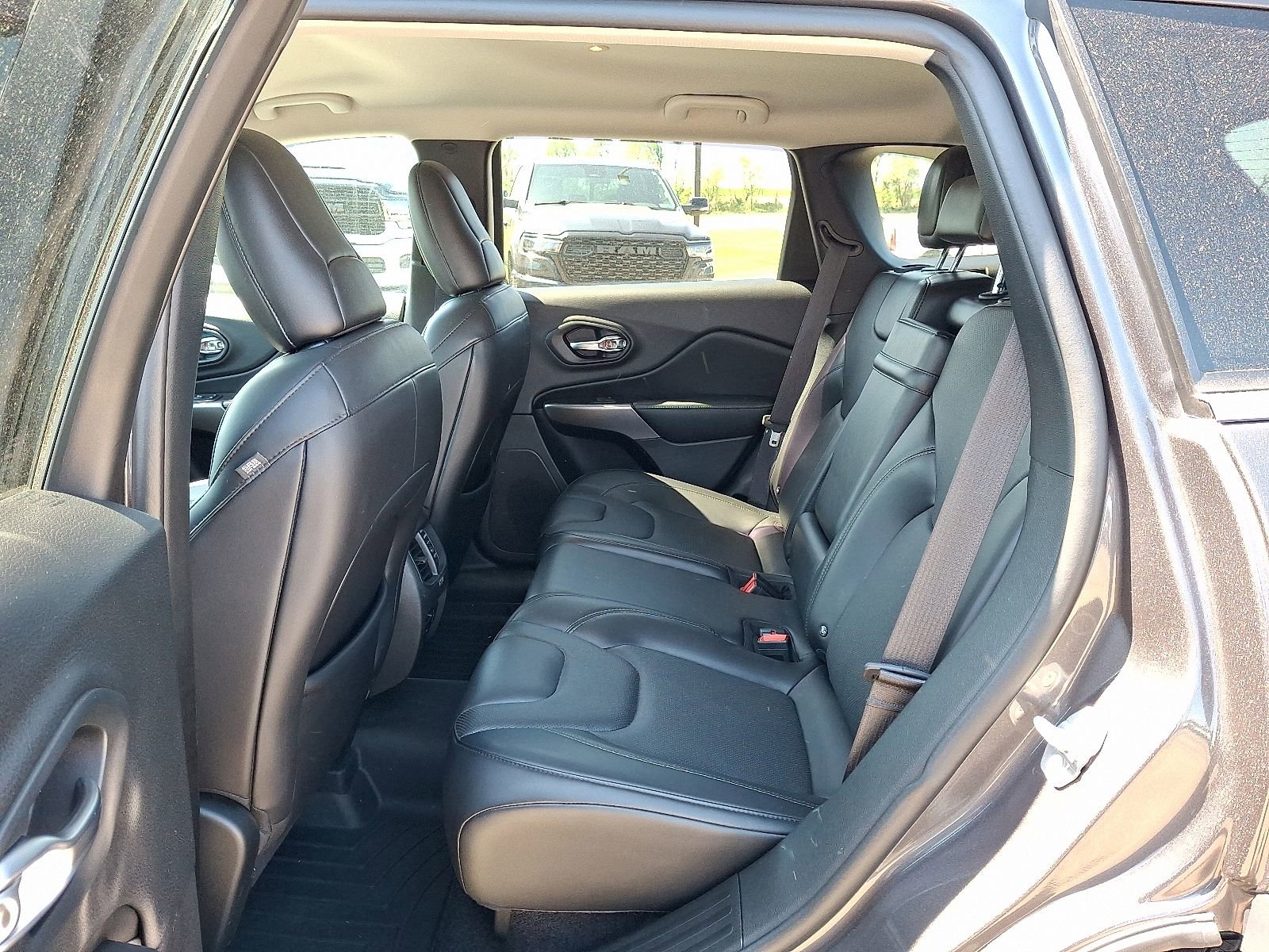 Used 2019 Jeep Cherokee Limited AWD/4WD image 11