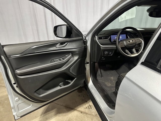 New 2024 Jeep Grand Cherokee L Altitude image 10