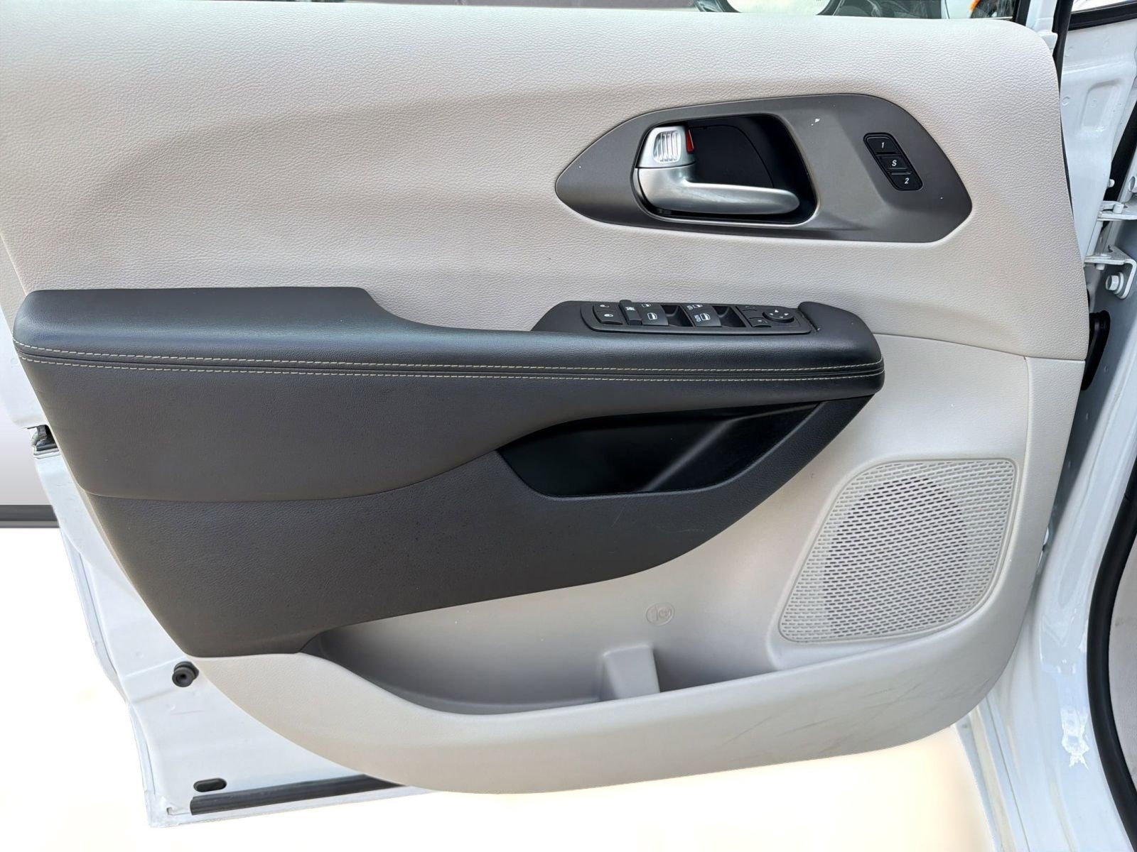 Used 2024 Chrysler Pacifica Touring-L image 13