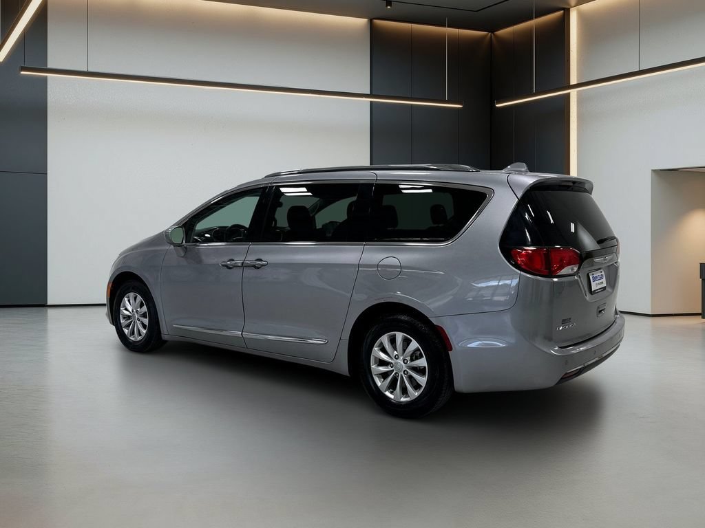 Used 2018 Chrysler Pacifica Touring-L FWD image 3