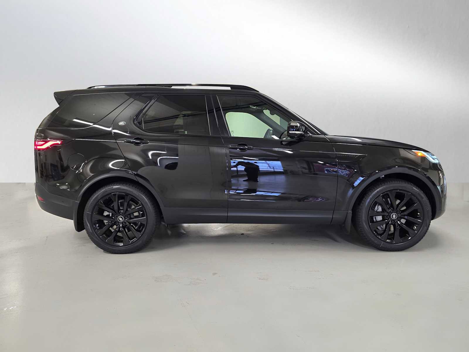 New 2026 Land Rover Discovery S image 6