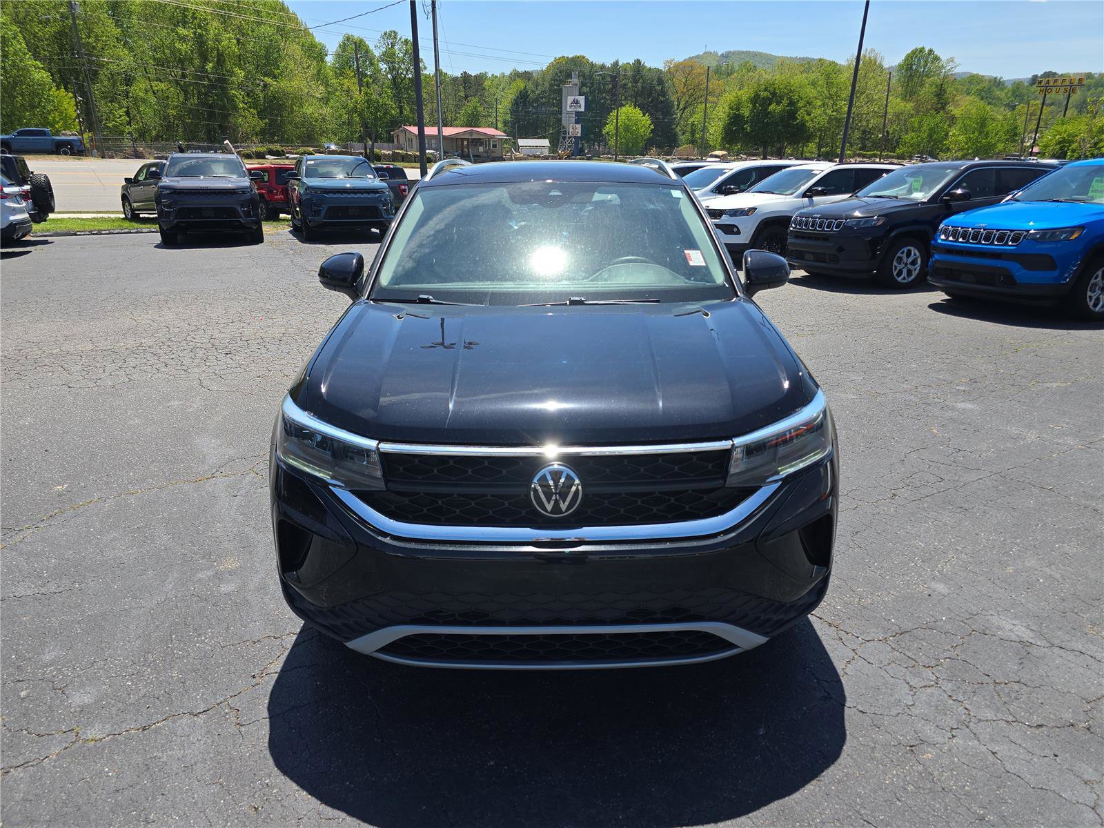 Used 2023 Volkswagen Taos SE FWD image 8
