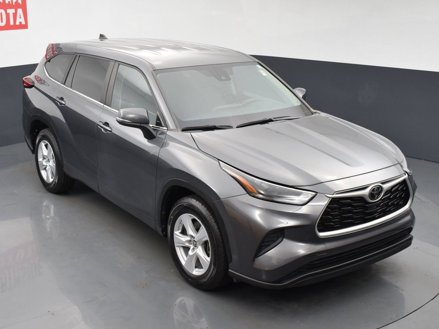 Used 2023 Toyota Highlander L FWD image 23
