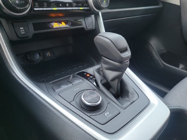 Used 2025 Toyota RAV4 XLE AWD/4WD image 21