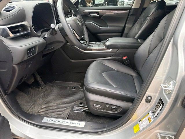 Used 2024 Toyota Highlander Limited AWD/4WD image 19