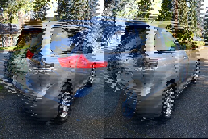 Used 2011 Toyota Sienna LE image 3