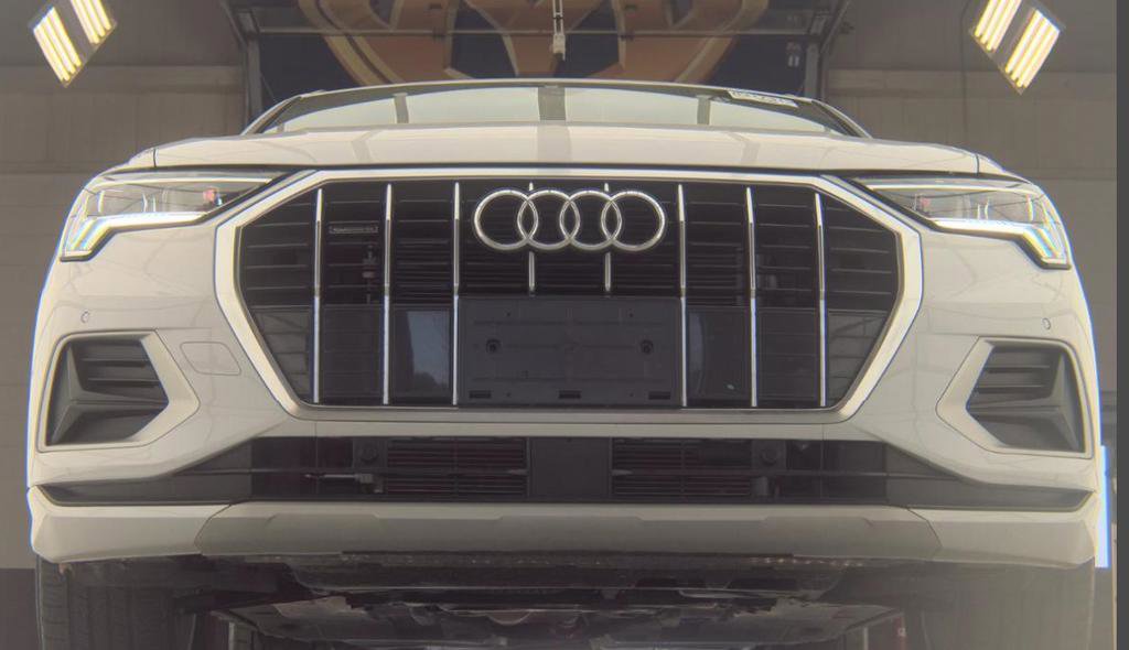 Used 2023 Audi Q3 2.0T Premium w/ Convenience Package AWD/4WD image 2