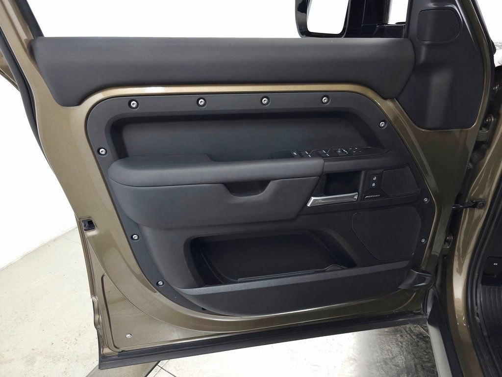 Used 2025 Land Rover Defender 110 S image 14
